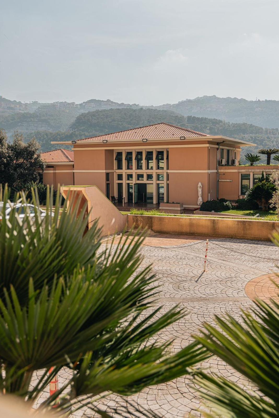 Country Lodge Hotel & Resort Beirut Beirute Exterior foto