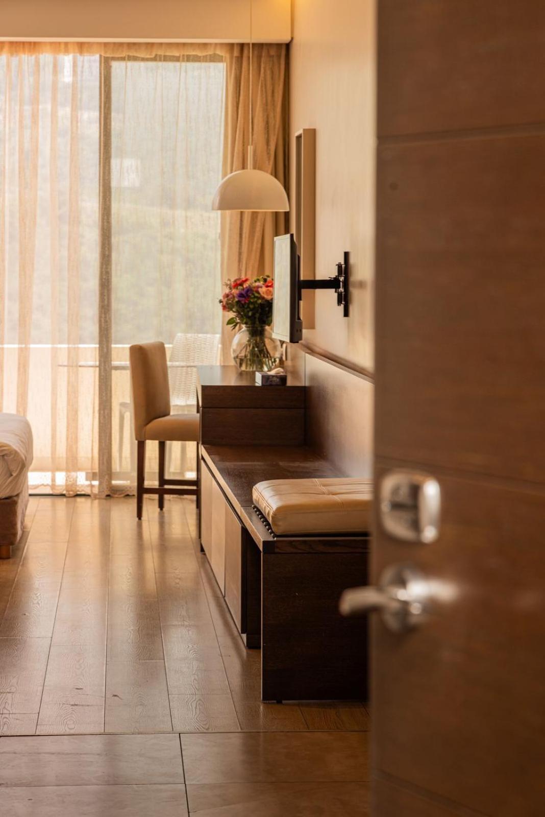 Country Lodge Hotel & Resort Beirut Beirute Exterior foto